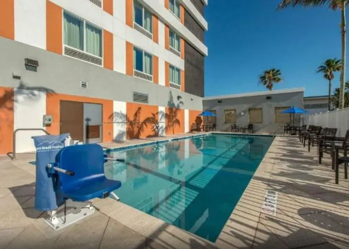 Comfort Suites Fort Lauderdale Airport & Cruise Port